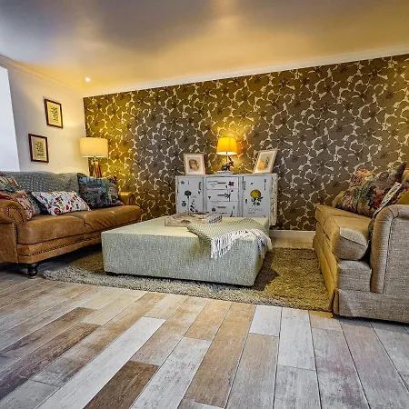 Beautiful Listed Flat With Private Garden, Birnam Apartment Exterior photo